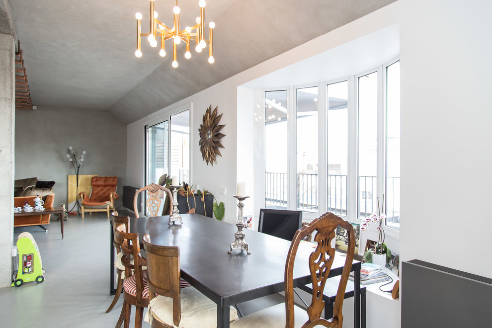 Modelo de comedor ecléctico grande abierto con paredes blancas