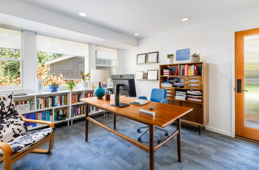 Cette photo montre un bureau rétro de taille moyenne avec un mur blanc, moquette, un bureau indépendant et un sol bleu.