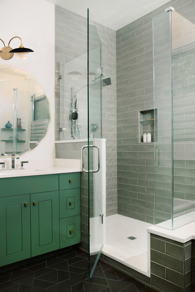 На фото: ванная комната в стиле неоклассика (современная классика) с зелеными фасадами, угловым душем, зеленой плиткой, плиткой кабанчик, белыми стенами, полом из керамической плитки, врезной раковиной, черным полом, душем с распашными дверями, белой столешницей, тумбой под одну раковину и встроенной тумбой с