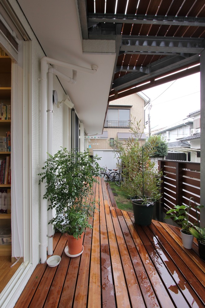 Design ideas for a modern deck in Tokyo Suburbs.