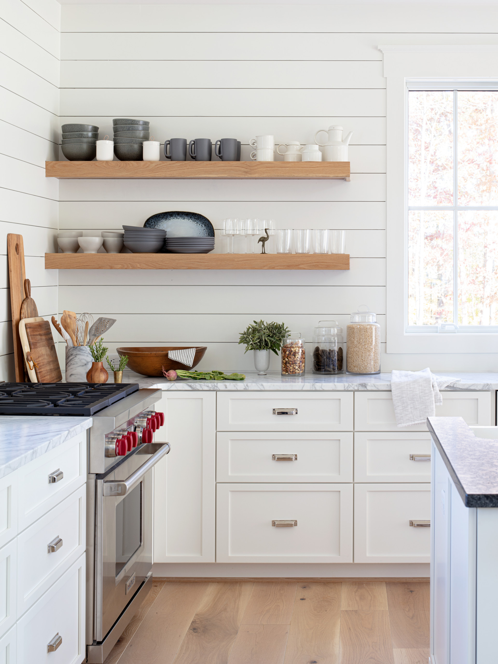 75 photos et idées déco de cuisines blanches avec une crédence en lambris  de bois - Décembre 2023 | Houzz FR