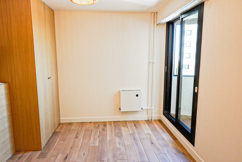 Imagen de dormitorio principal y blanco y madera minimalista de tamaño medio sin chimenea con paredes blancas, suelo de madera en tonos medios, suelo marrón, madera y panelado