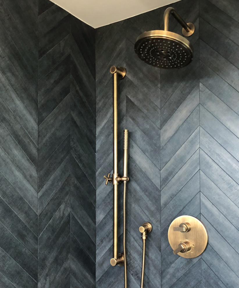 Modern inredning av ett mellanstort grå grått badrum, med släta luckor, grå skåp, en kantlös dusch, ett fristående handfat och bänkskiva i betong