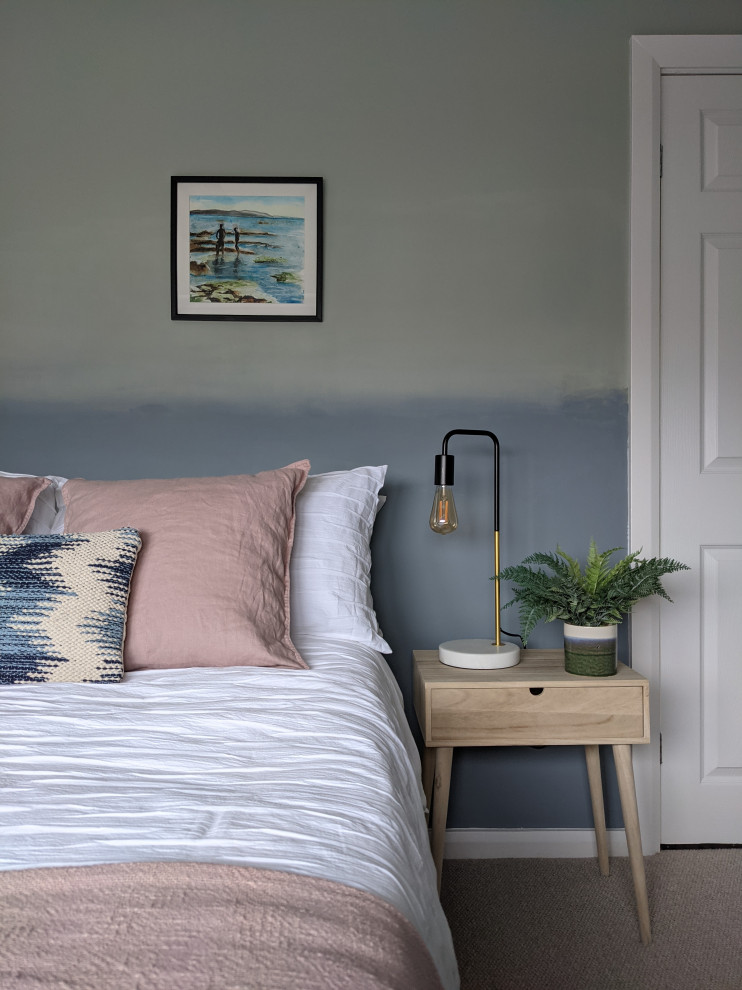 Idee per una camera da letto moderna di medie dimensioni con pareti verdi, moquette e pavimento beige