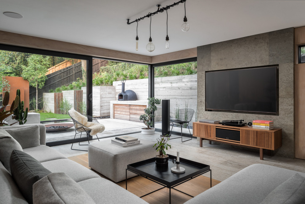 Idee per un soggiorno scandinavo di medie dimensioni e aperto con pareti marroni, pavimento in cemento, parete attrezzata, pavimento grigio e pannellatura