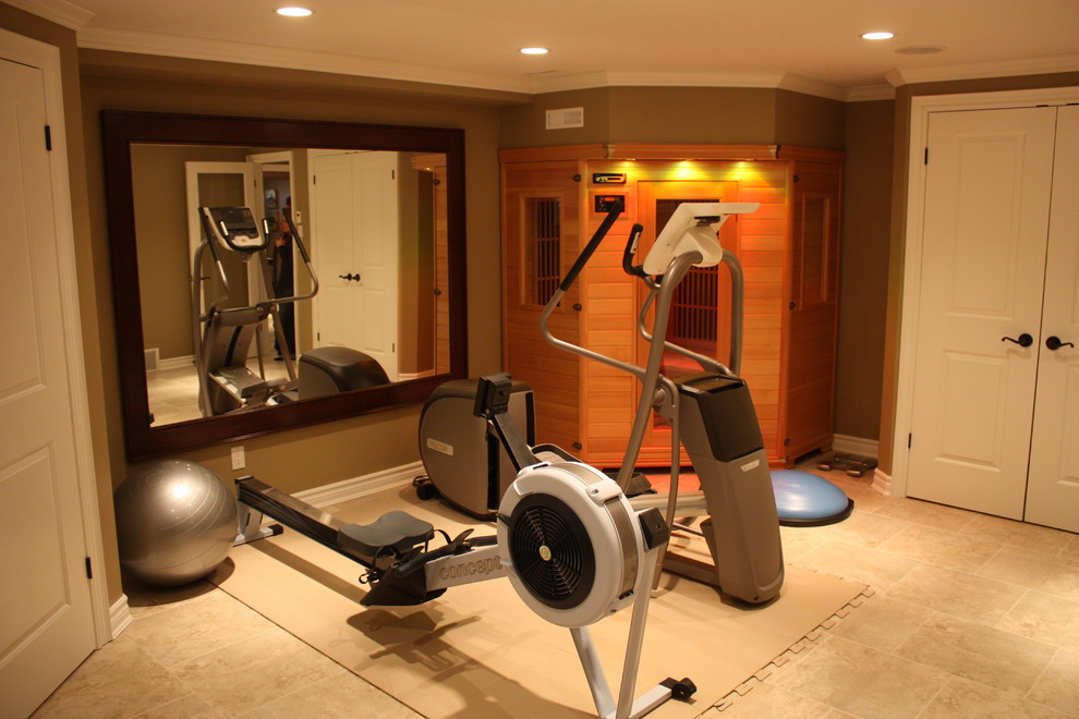 Design ideas for a traditional home gym in Toronto.