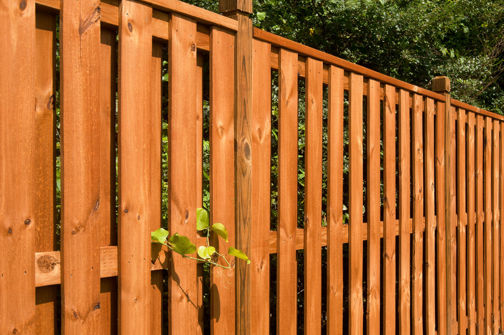 Idee per un giardino dietro casa con recinzione in legno