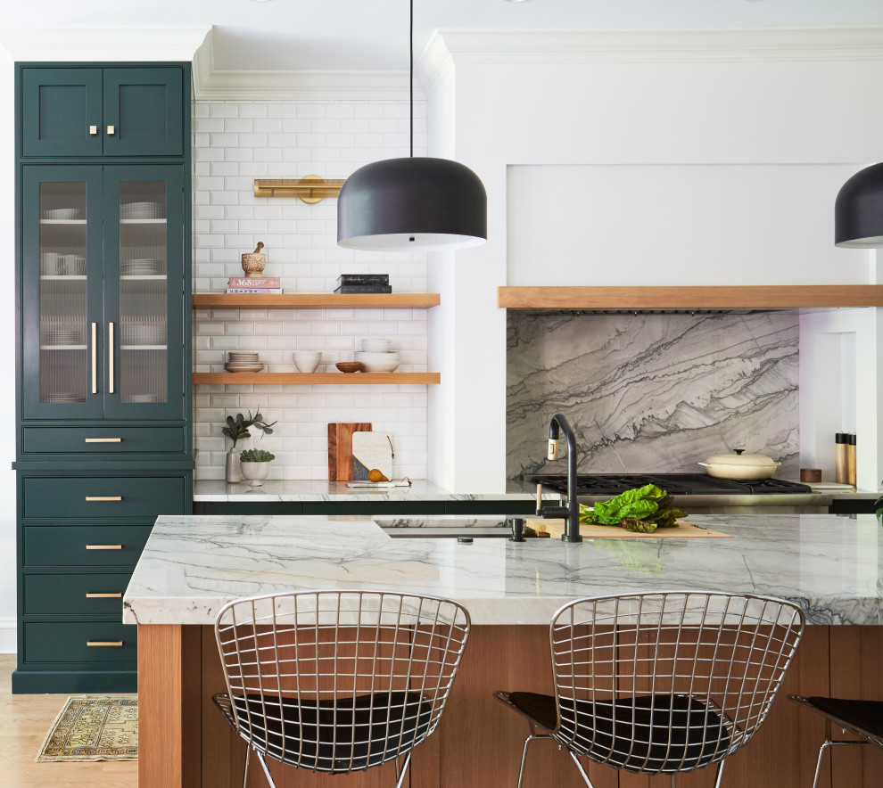 Klassische Küche mit Marmor-Arbeitsplatte, hellem Holzboden, Kücheninsel, grünen Schränken und Rückwand aus unterschiedlichen Materialien in Chicago
