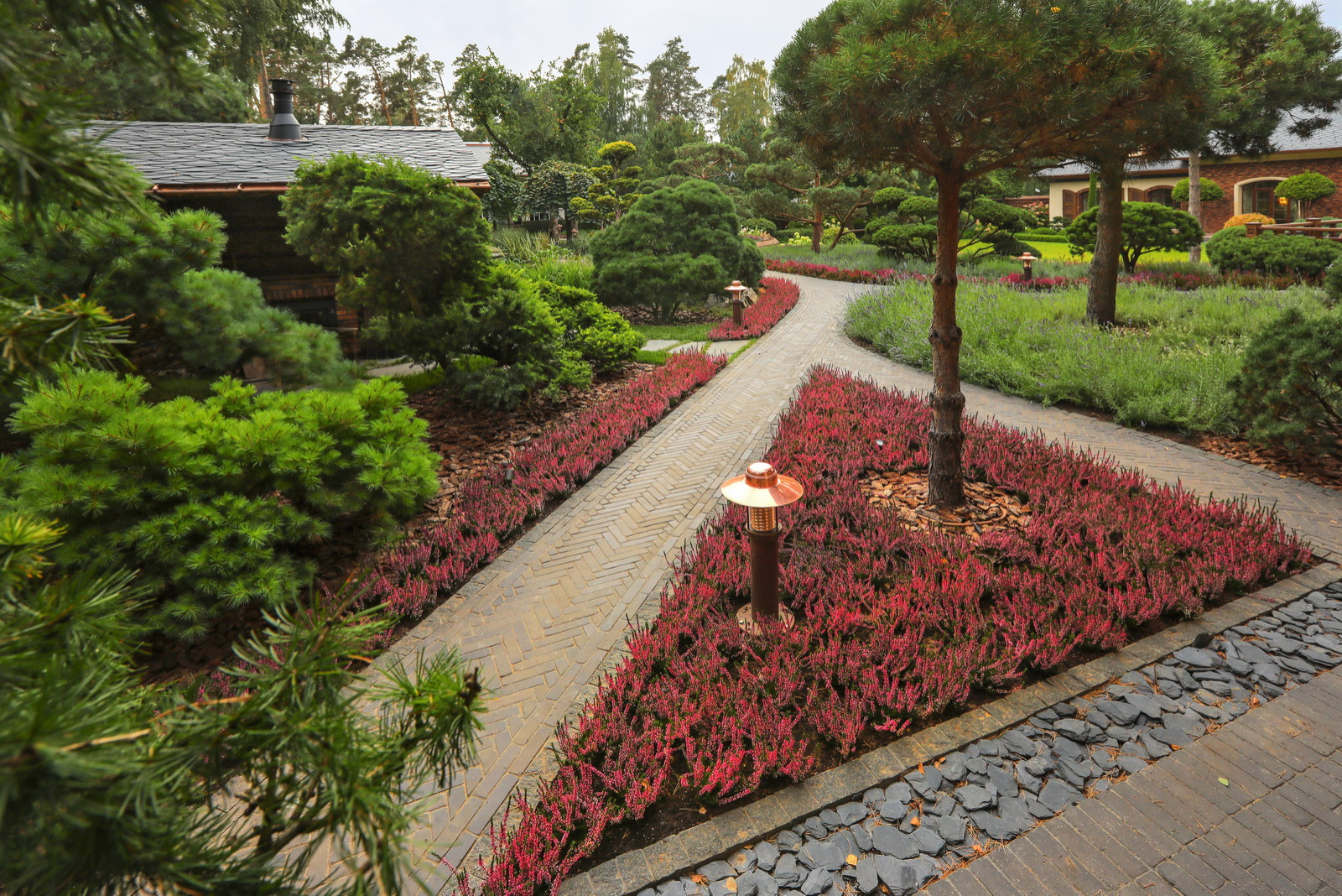 Коттеджный сад в Барвихе (дизайн и исполнение компании "Imperial Garden")