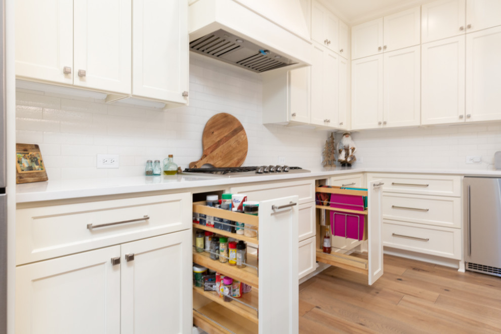 Example of a transitional home design design in Atlanta