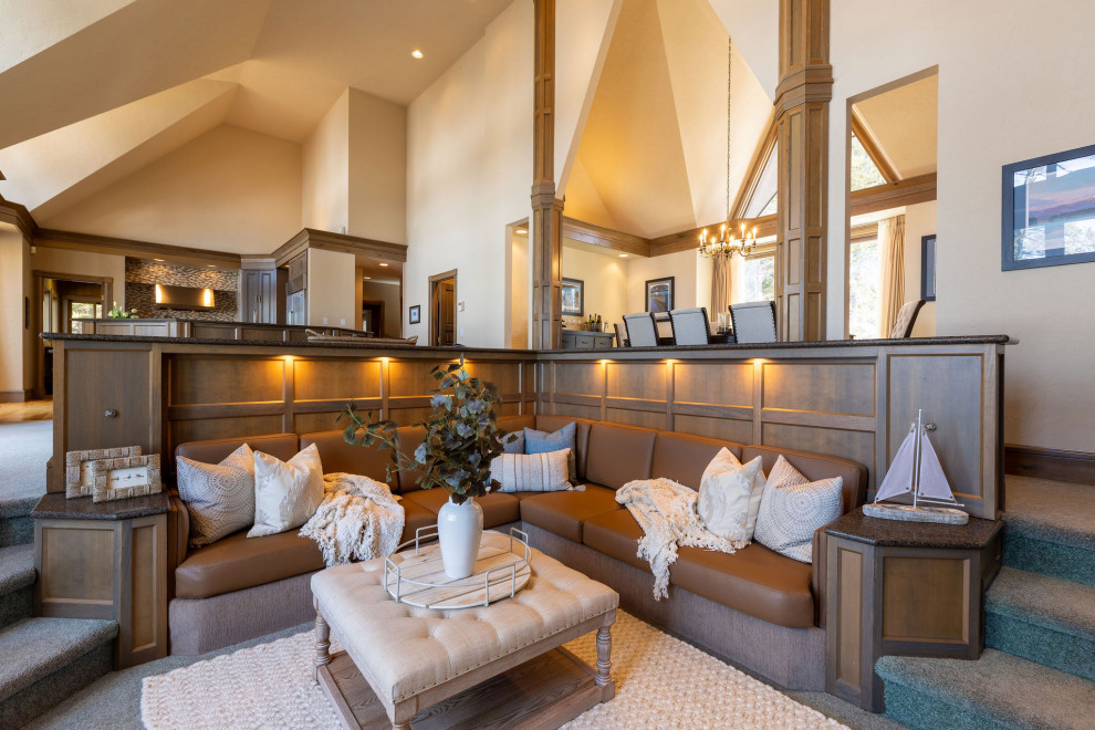 Идея дизайна: гостиная комната в классическом стиле с бежевыми стенами, ковровым покрытием, серым полом и сводчатым потолком