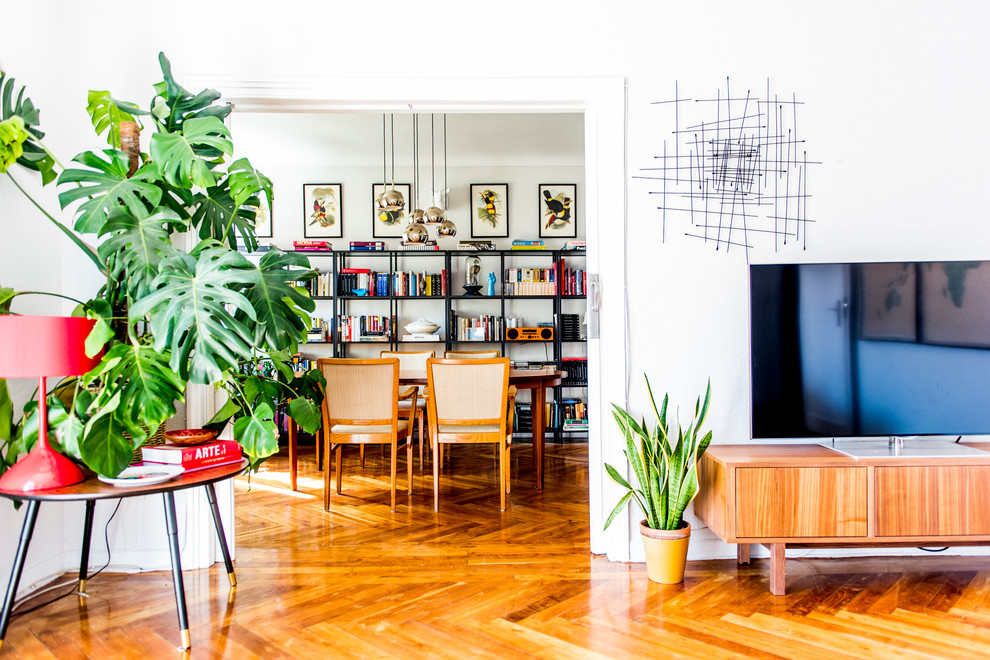 Ejemplo de comedor tradicional renovado de tamaño medio cerrado sin chimenea con paredes blancas y suelo de madera en tonos medios