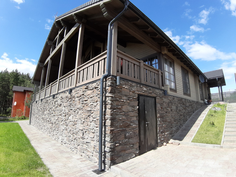 Дом из бруса в стиле шале.