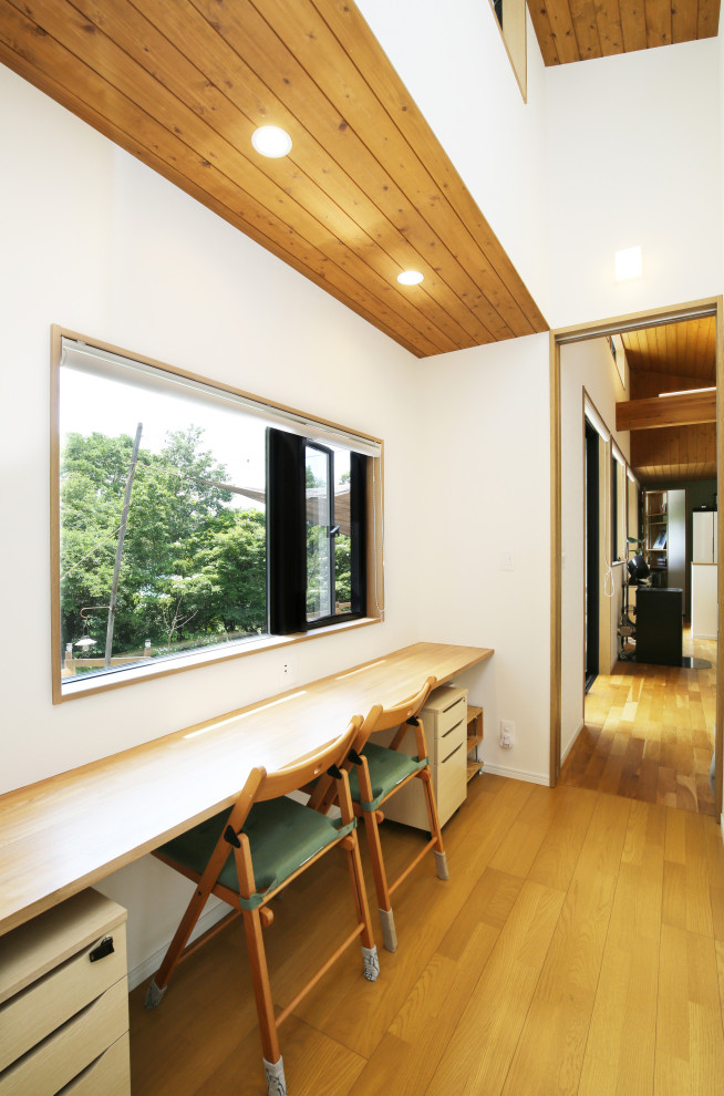 На фото: коридор в стиле модернизм с белыми стенами, паркетным полом среднего тона, деревянным потолком и обоями на стенах