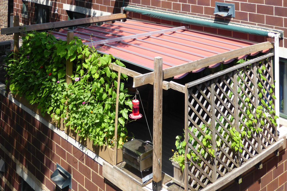Uriger Balkon mit Sichtschutz und Markisen in Toronto