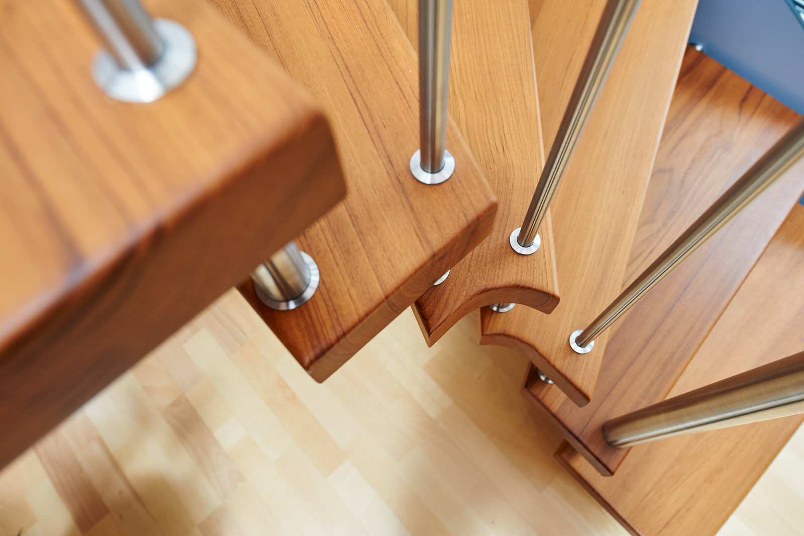 консольная лестница из бирманского тика