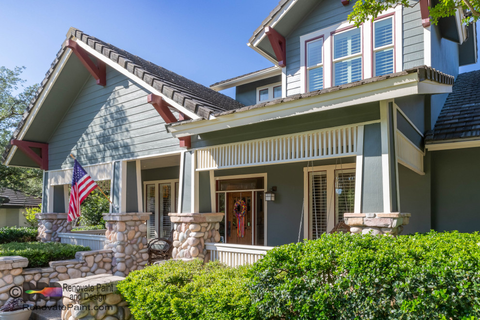 Großes, Zweistöckiges Uriges Einfamilienhaus mit Betonfassade, grüner Fassadenfarbe, Satteldach, Ziegeldach, grauem Dach und Verschalung in Austin