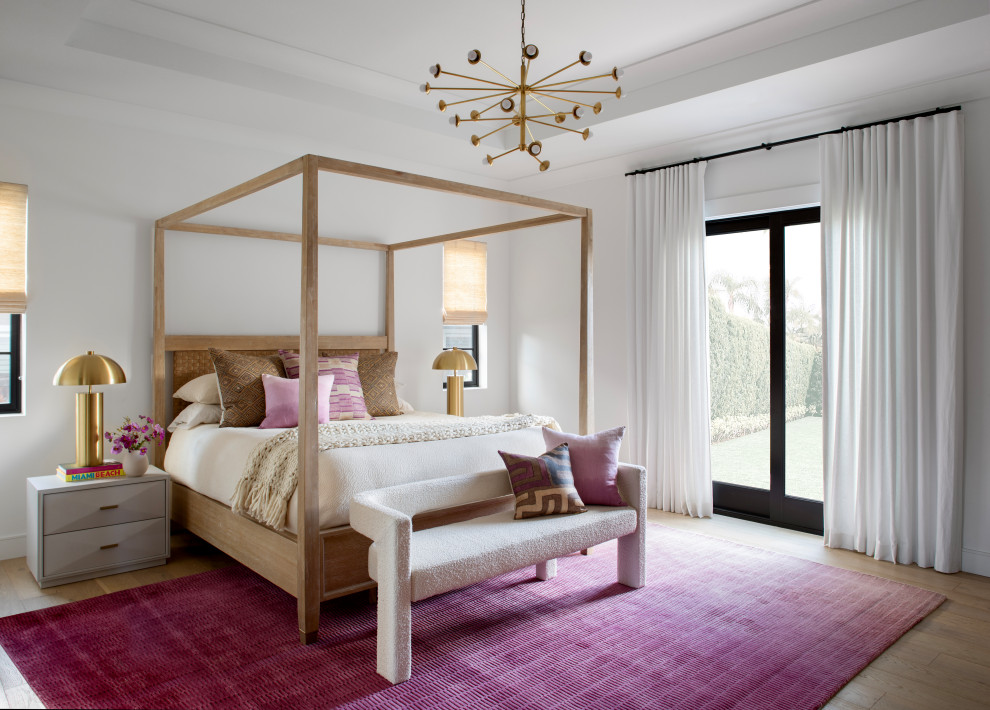 Foto di una camera da letto chic con pareti bianche, pavimento in legno massello medio, pavimento marrone e soffitto ribassato
