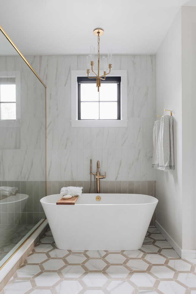 Свежая идея для дизайна: большая главная ванная комната в стиле неоклассика (современная классика) с отдельно стоящей ванной, угловым душем, разноцветной плиткой, мраморной плиткой, разноцветными стенами, полом из мозаичной плитки, душем с распашными дверями, разноцветным полом, фасадами с выступающей филенкой, белыми фасадами, врезной раковиной, мраморной столешницей, белой столешницей, тумбой под две раковины, напольной тумбой и стенами из вагонки - отличное фото интерьера