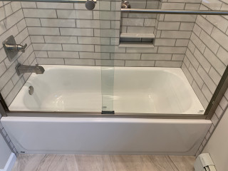 Badeværelse med en kombineret bruser og badekar - Houzz - Februar 2022 |  Houzz DK