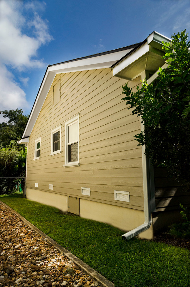 This is an example of an arts and crafts exterior in Austin.