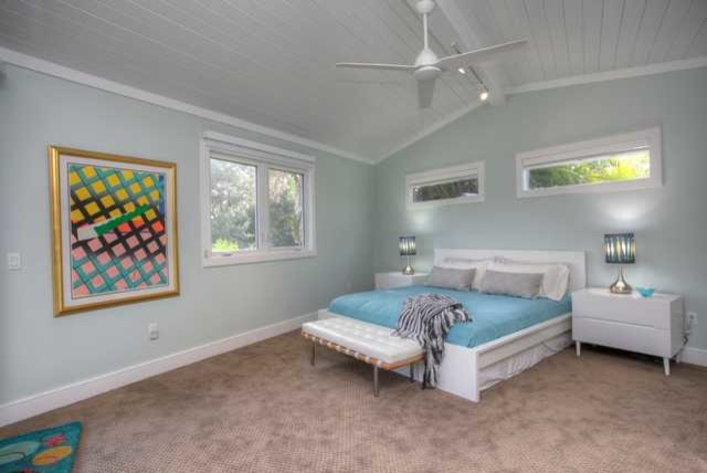 Inspiration for a mid-sized midcentury guest bedroom in Tampa with blue walls and carpet.