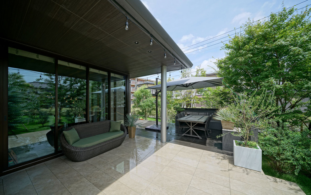 Esempio di un'ampia terrazza minimalista nel cortile laterale e a piano terra con un tetto a sbalzo