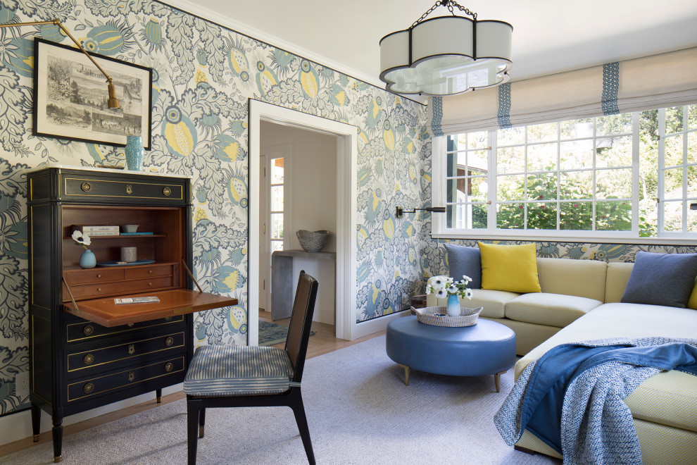 Esempio di un grande studio tradizionale con pareti multicolore, parquet chiaro, scrivania autoportante, pavimento beige e carta da parati
