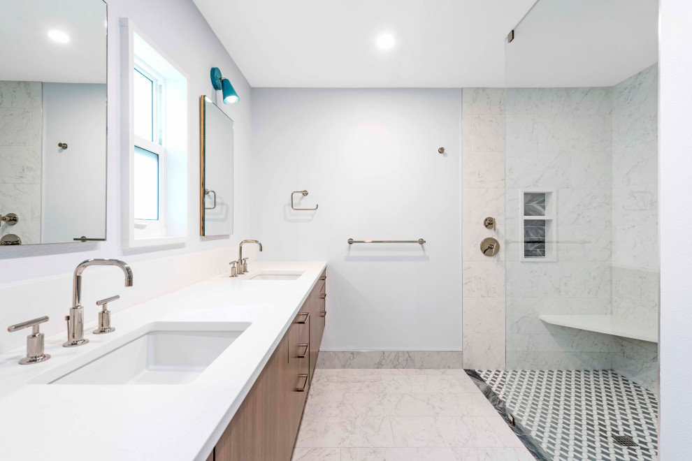 Idéer för mellanstora funkis vitt badrum med dusch, med en kantlös dusch, vit kakel, flerfärgat golv och med dusch som är öppen
