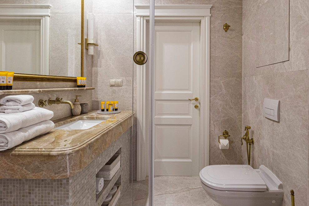 Idéer för att renovera ett mellanstort funkis brun brunt badrum med dusch, med öppna hyllor, gula skåp, en kantlös dusch, en vägghängd toalettstol, grå kakel, marmorkakel, grå väggar, marmorgolv, ett undermonterad handfat, marmorbänkskiva, grått golv och dusch med duschdraperi