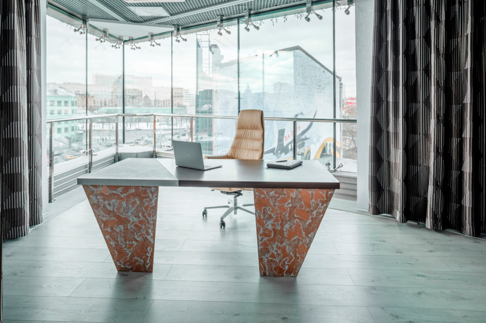 Дизайн кабинета: бетон, эбеновое дерево и шикарный вид из окна