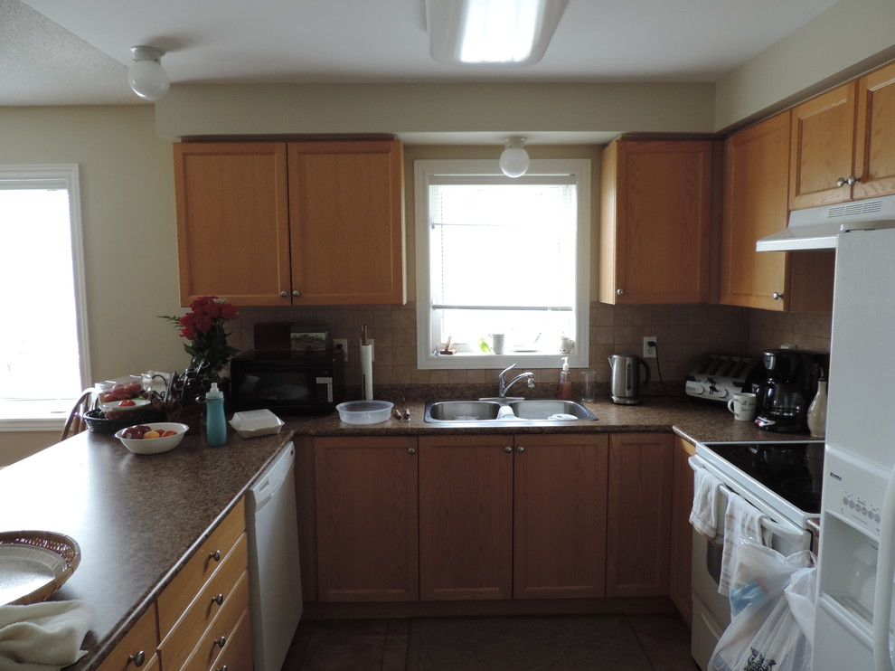 Example of a transitional kitchen design in Toronto