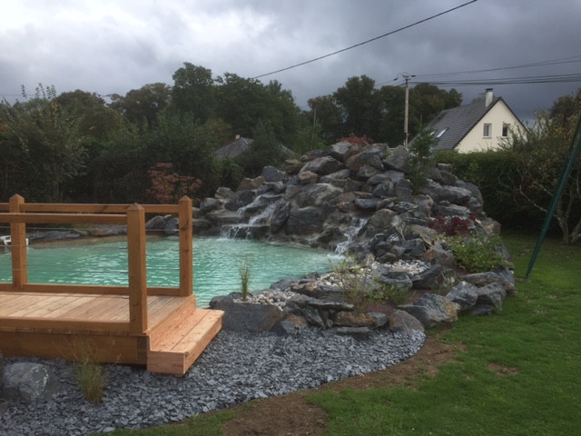 Baignade naturelle, enrochement et kiosque