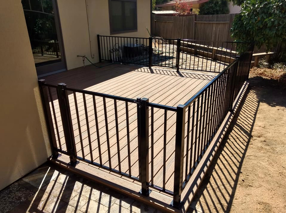 Design ideas for a mid-sized transitional backyard deck in Sacramento with no cover.