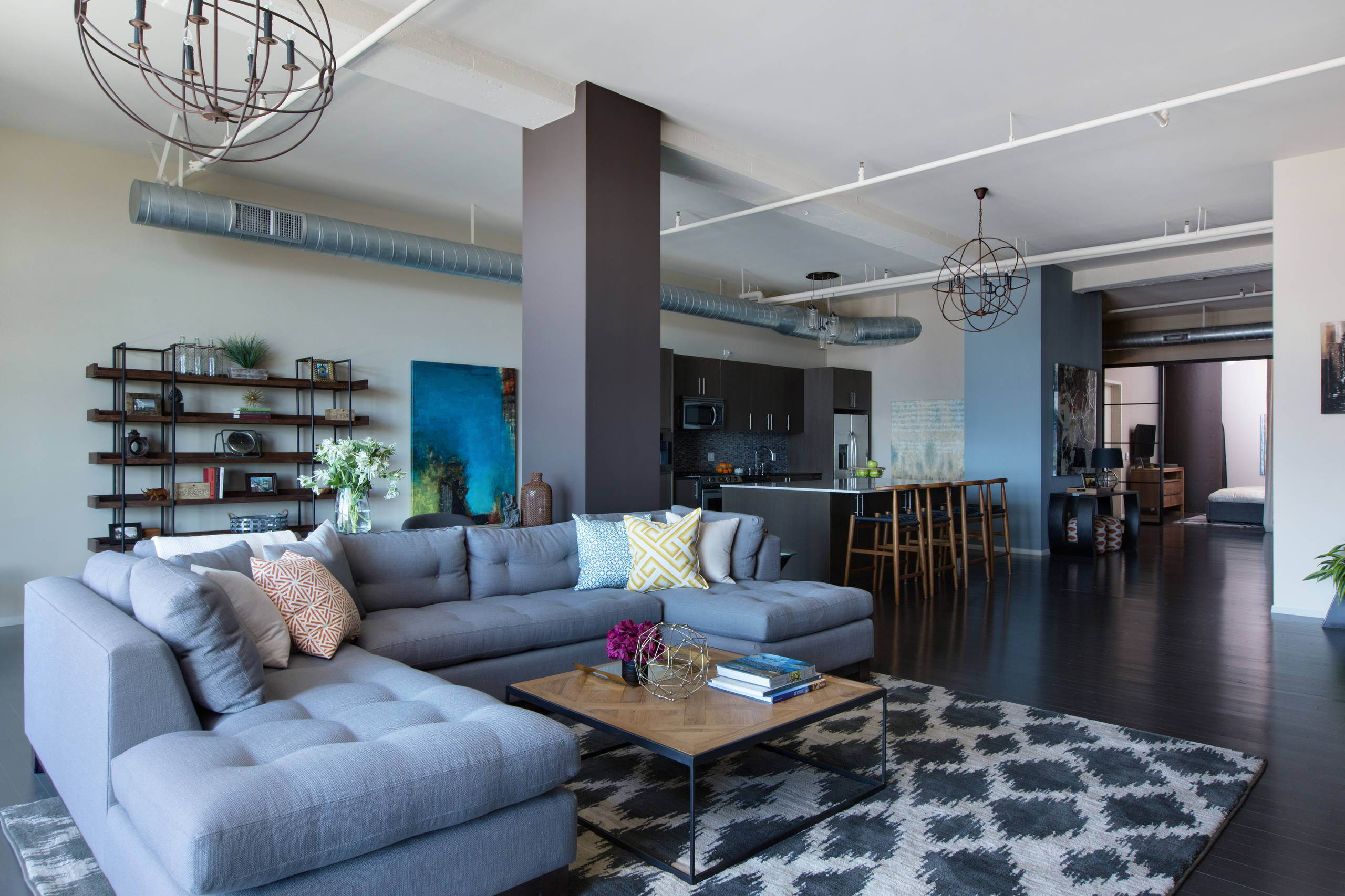 インダストリアルスタイルのおしゃれなリビング (グレーの壁) の