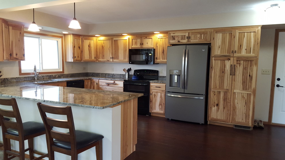 Eat-in kitchen - u-shaped dark wood floor eat-in kitchen idea with an undermount sink, stainless steel appliances and a peninsula