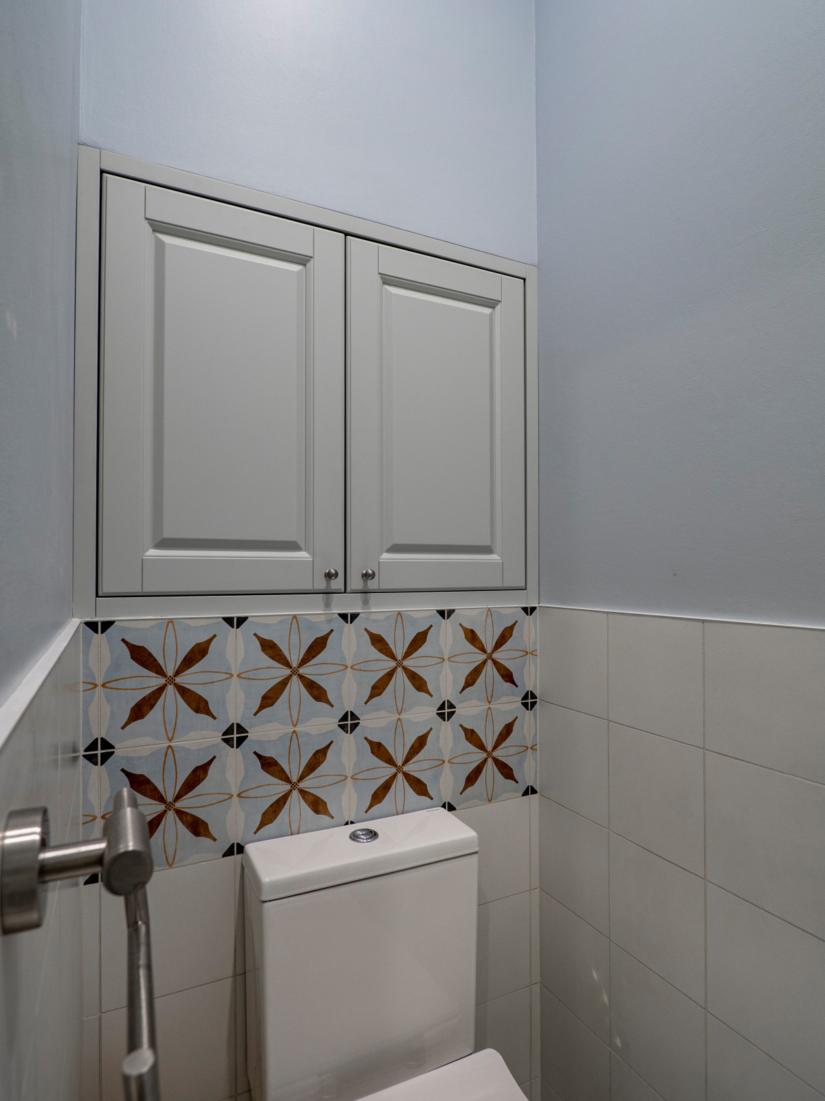 Меблировка прихожей и санузла в светло-мятном цвете