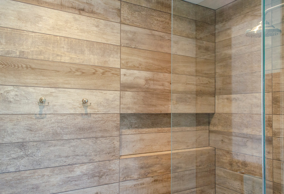 コロンバスにある中くらいなカントリー風のおしゃれなマスターバスルーム (オープン型シャワー、茶色いタイル、木目調タイル、オープンシャワー、ニッチ) の写真
