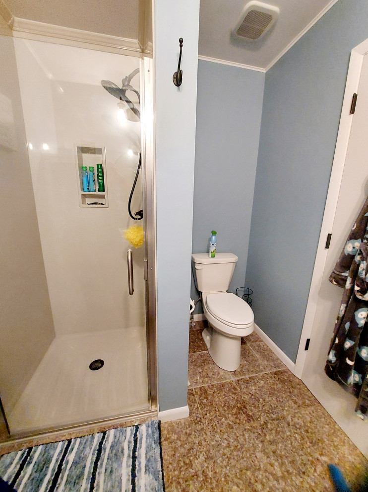 Стильный дизайн: большая главная ванная комната в стиле модернизм с белыми фасадами, душем без бортиков, унитазом-моноблоком, белой плиткой, плиткой из сланца, синими стенами, полом из ламината, накладной раковиной, столешницей из искусственного кварца, коричневым полом, душем с распашными дверями, белой столешницей, сиденьем для душа, тумбой под две раковины и встроенной тумбой - последний тренд