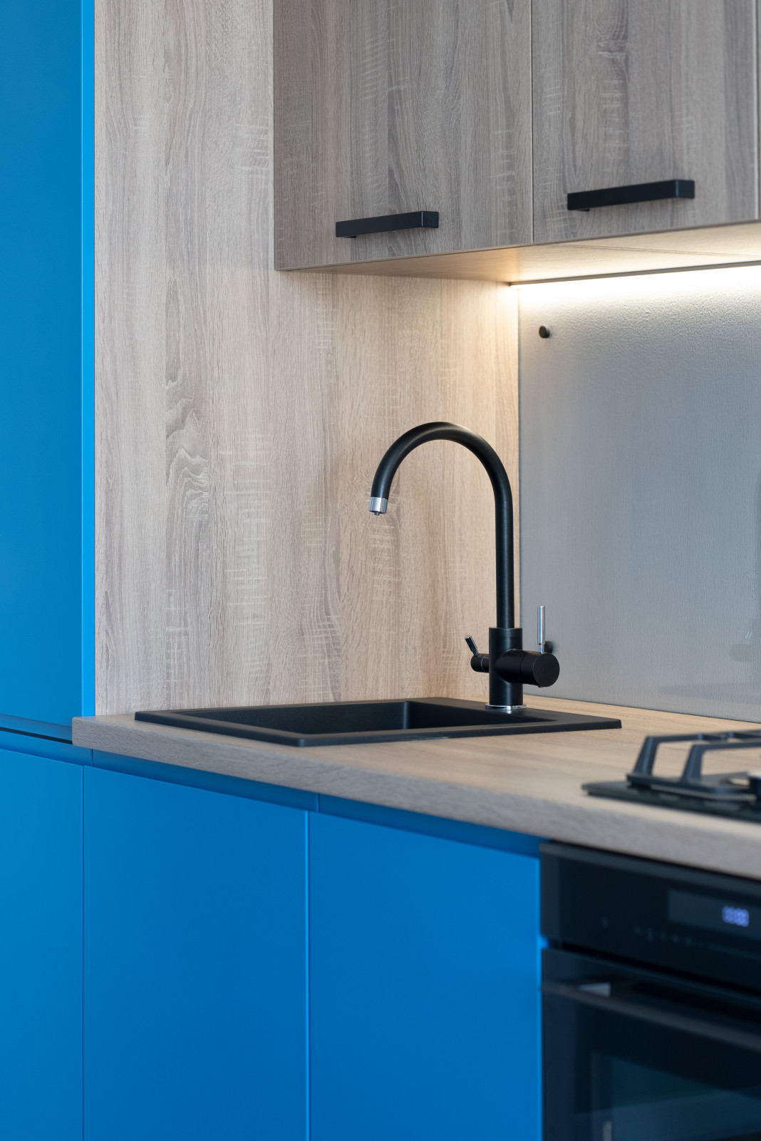 Многофункциональная кухня в ярком цвете