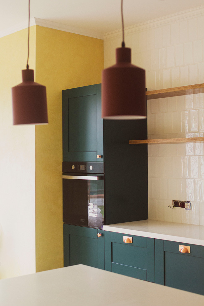 Изумрудная кухня в частном доме