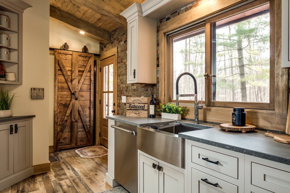 Inspiration for a mid-sized rustic home design remodel in Detroit