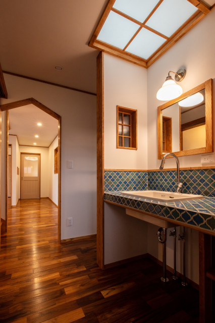 タイルが主役のレトロモダンの家 - カントリー - トイレ・洗面所 - 他