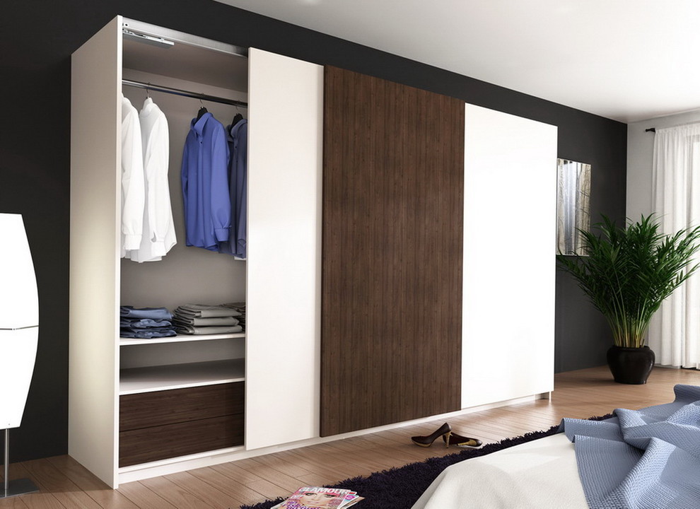 На фото: хозяйская спальня среднего размера в современном стиле с черными стенами, полом из ламината и коричневым полом