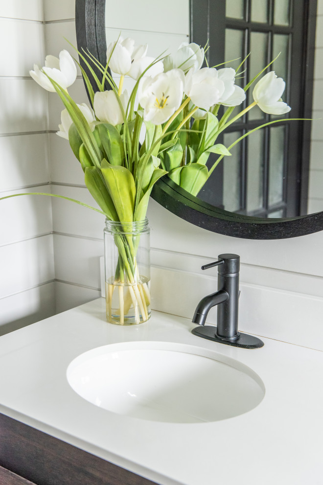 Transitional home design photo in Toronto