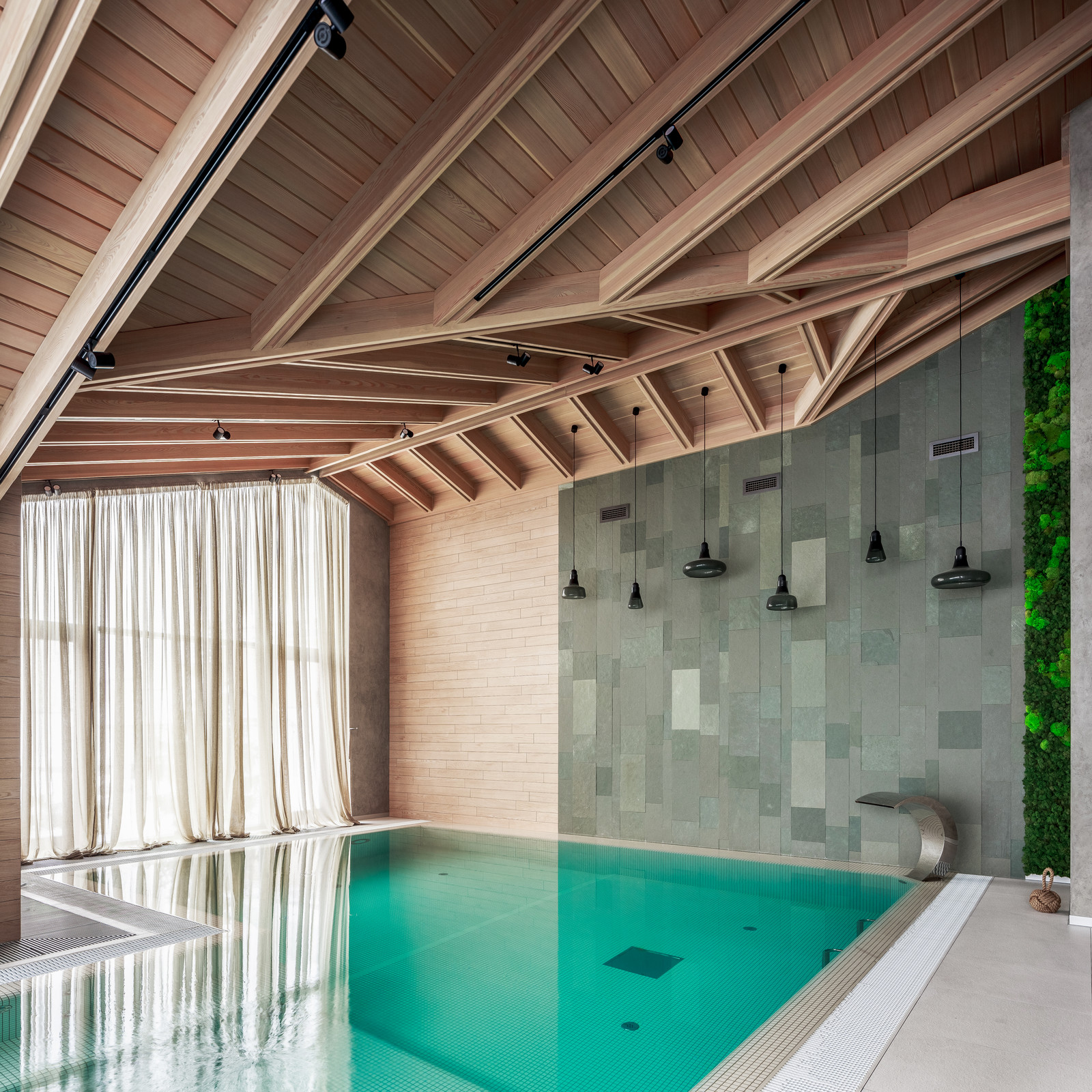 Бассейн в загородном доме