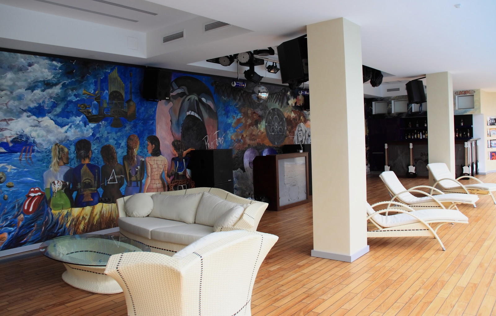 Зона отдыха в бассейне. Резиденция Монолит