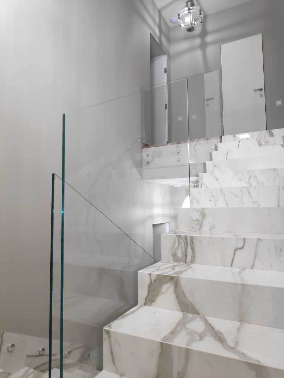 Гранит и стекло - прочность и надежность (2019)