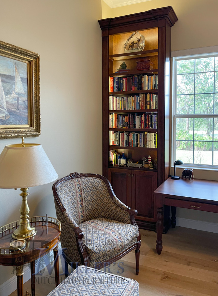 Inspiration for a large classic home office in Tampa with a reading nook and a freestanding desk.