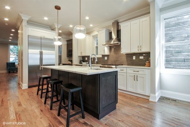 Kitchen - transitional kitchen idea in Chicago